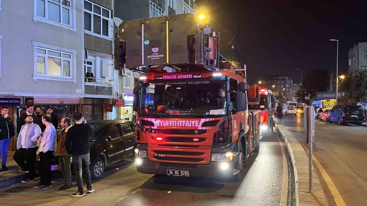 5 katlı binada yangın: 15 kişi dumandan etkilendi