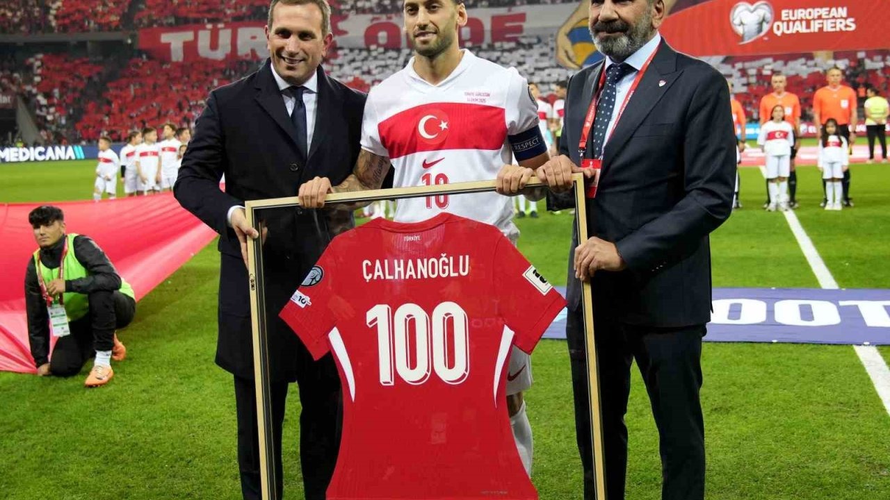 A Milli Takım’da 100. maçına çıkan Hakan Çalhanoğlu’na plaket