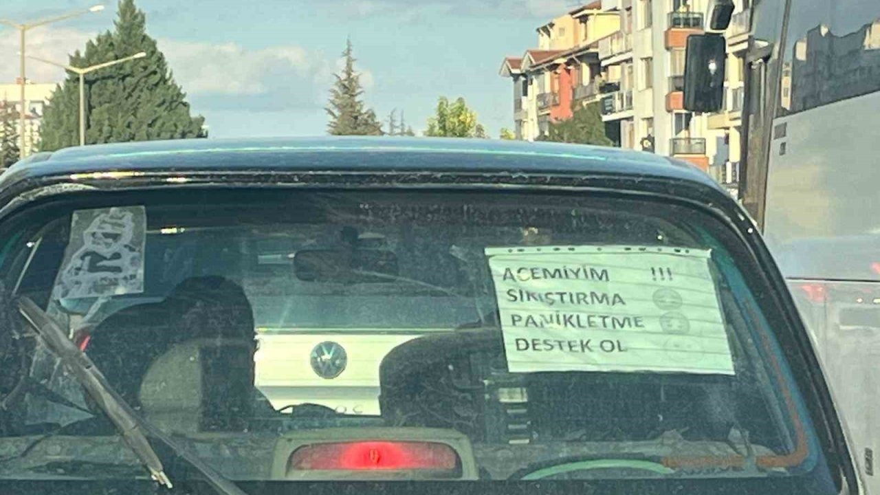 Acemi sürücünün arabasına astığı not dikkat çekiyor