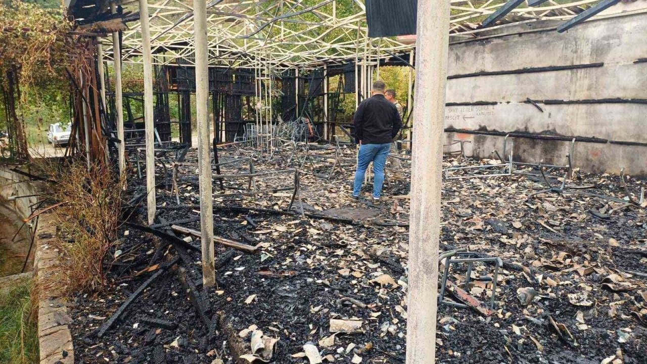 Ahşap alabalık tesisi alevlere teslim oldu