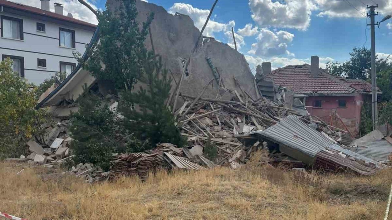 Ankara’da 3 katlı binada göçük