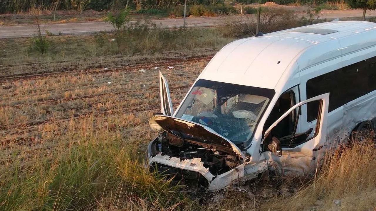 Ankara'da minibüs ile otomobil çarpıştı! 12 yaralı