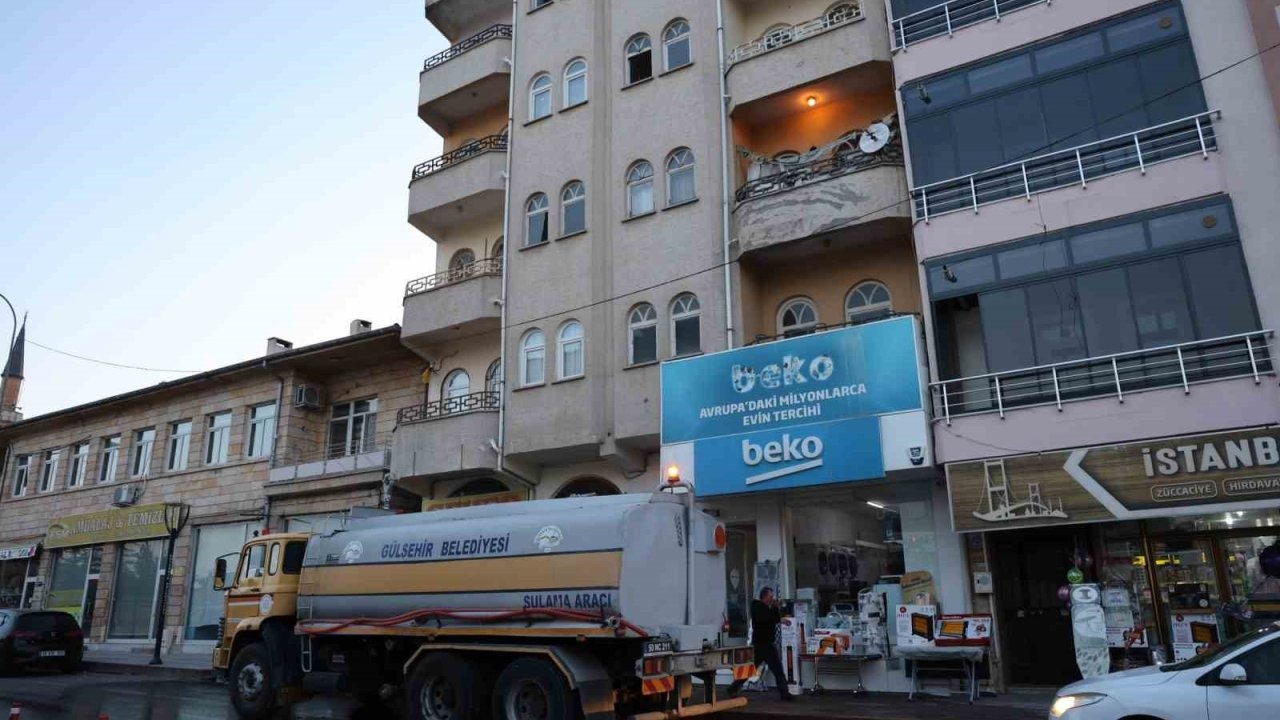 Annesinin cesediyle 1 ay yaşadı