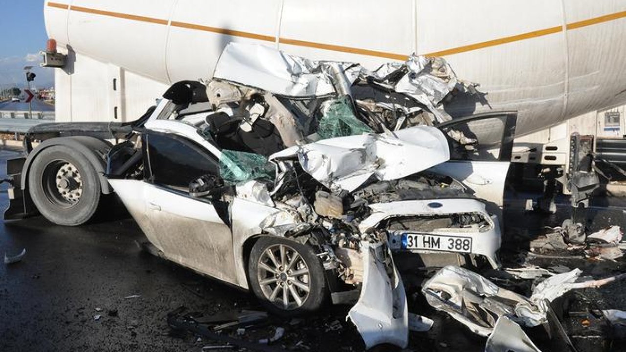 Araç kağıt gibi ezildi ama bu detay herkesi sevindirdi! Mucize kurtuluş…