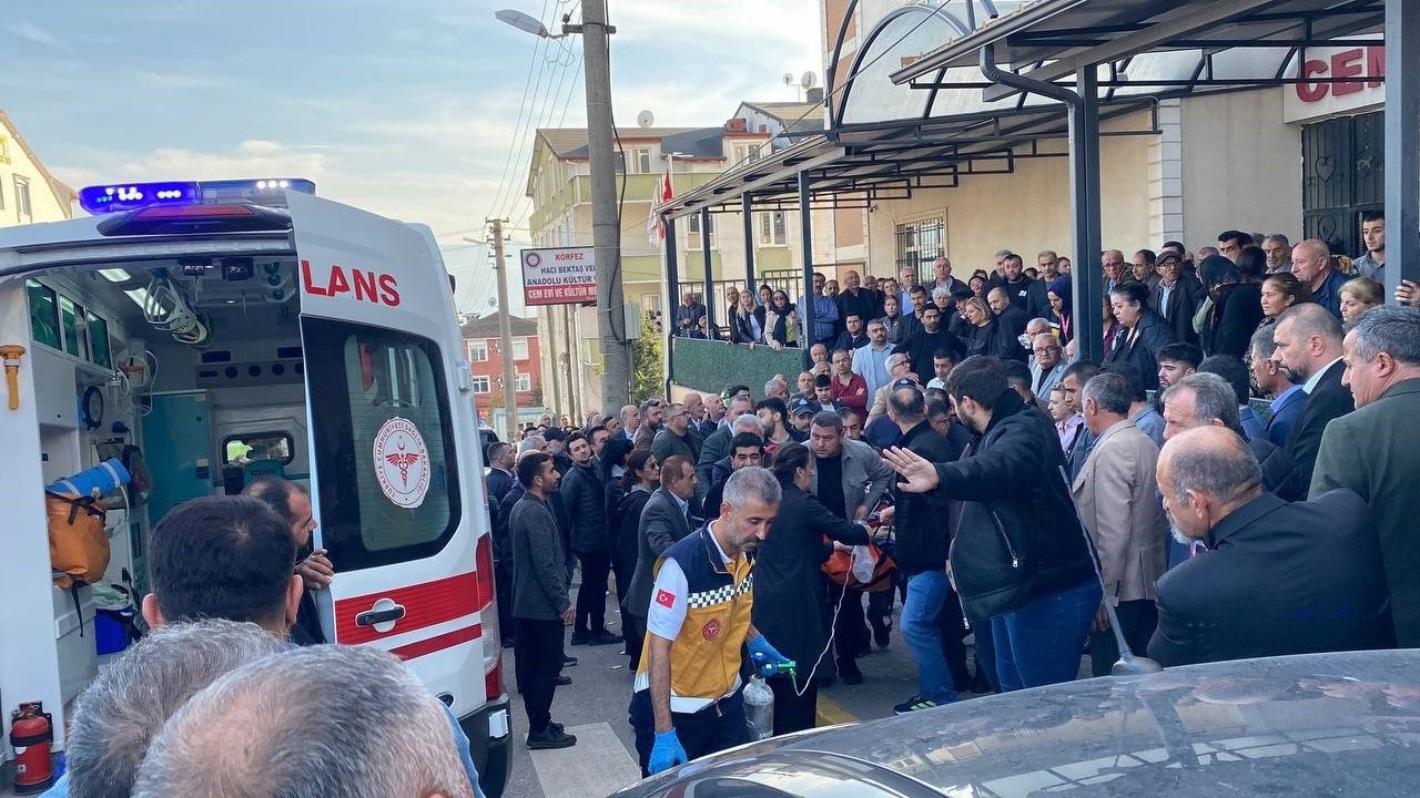 Babasının cenazesinde dayısını da kaybetti! İki büyük acı yaşadı