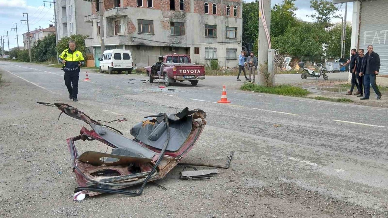 Bafra’da kamyon ile pikap çarpıştı