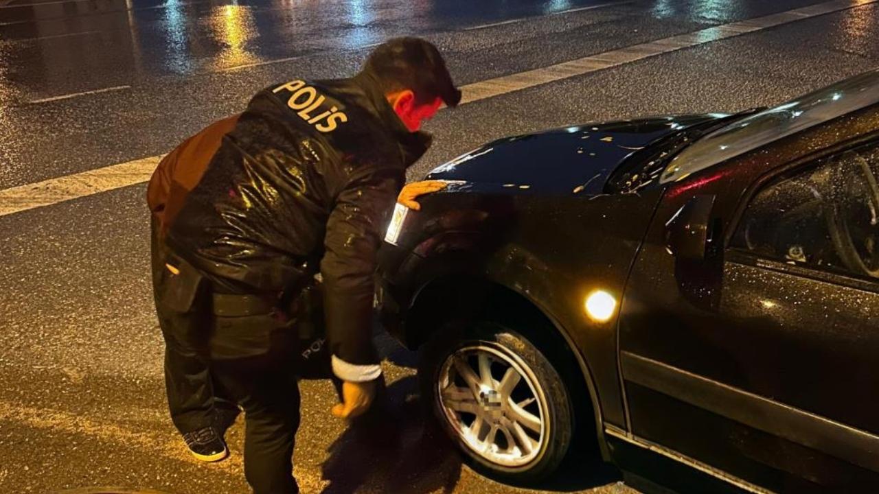 Bafra’da lastiği patlayan sürücünün imdatına polisler yetişti