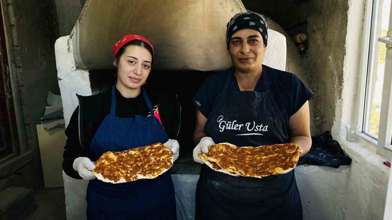 Bahçesinden topladı, evini lokantaya çevirdi