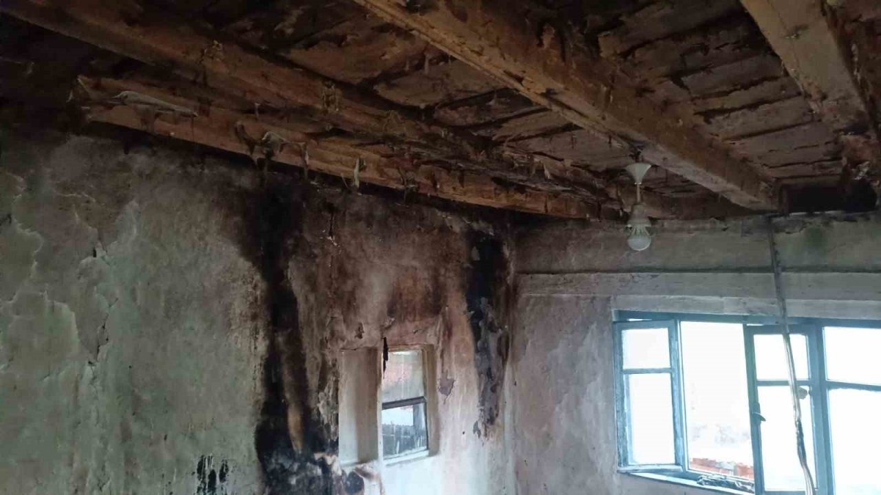 Bilecik’te bir eve yıldırım düştü