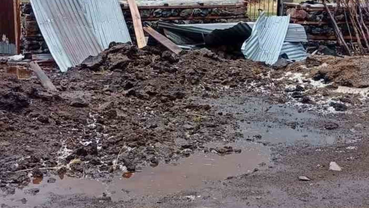 Bingöl’de fırtına çatıları uçurdu