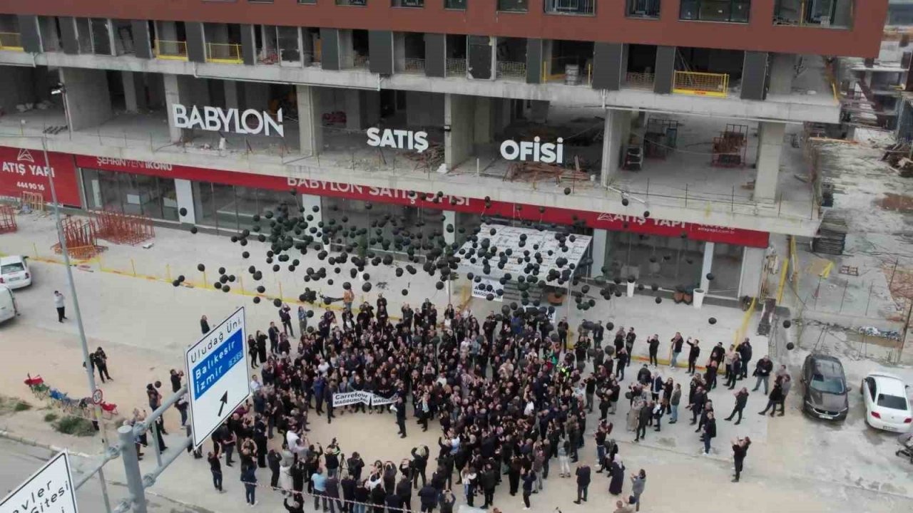 Binlerce mağdur gökyüzüne siyah balon bıraktı