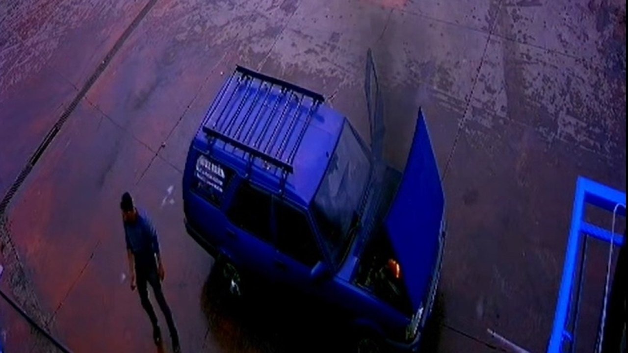 Bir aile alev alan otomobilden son anda kurtuldu