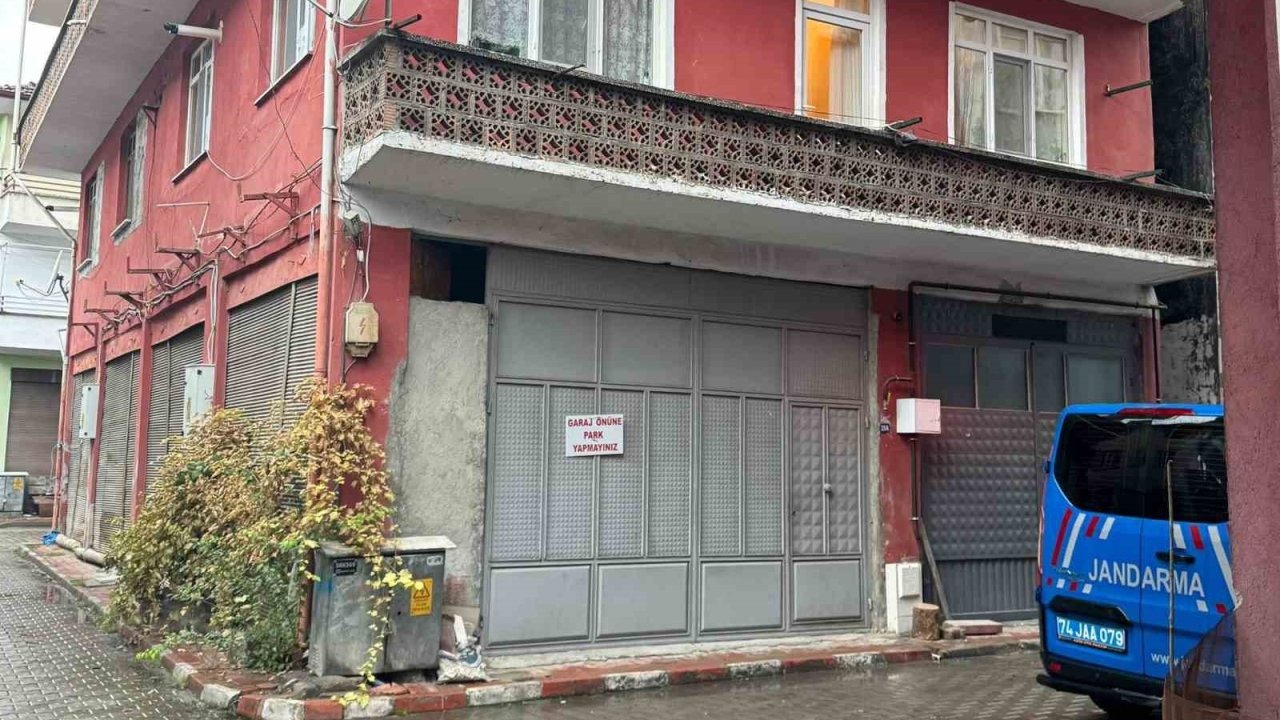 Bir kadın evinde ölü bulundu