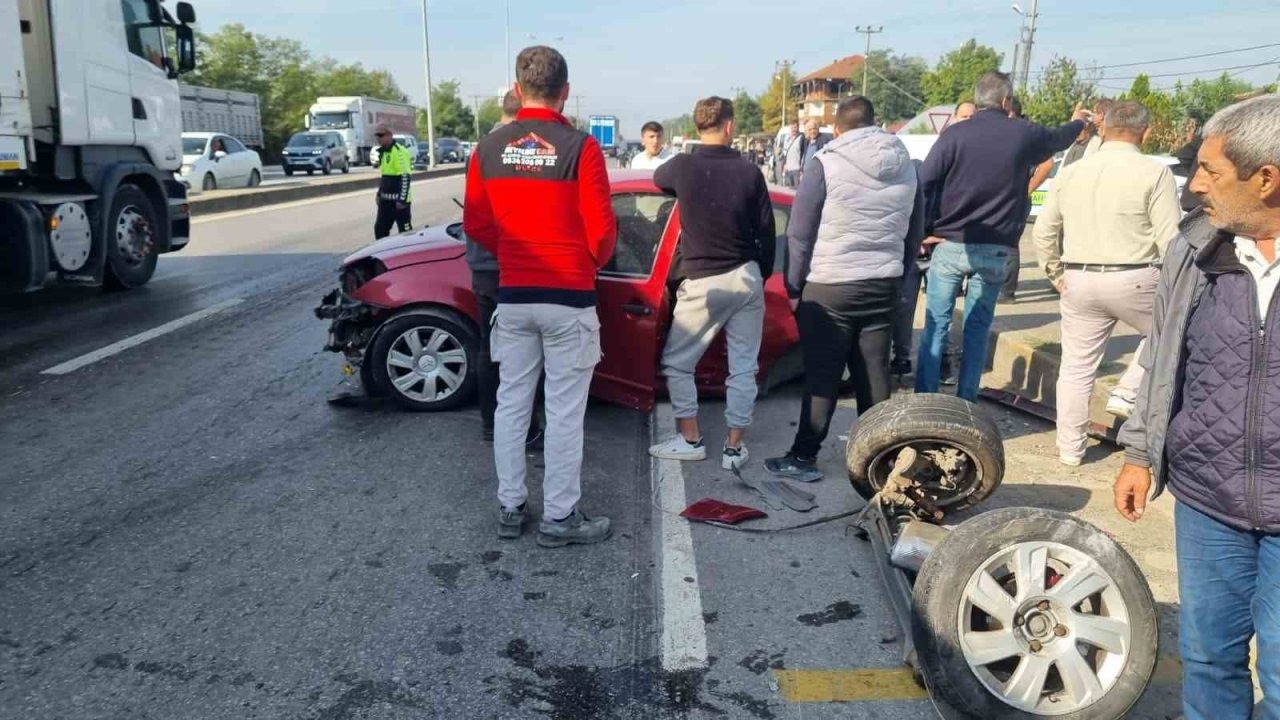 Cip ile çarpışan otomobilin arka tekerlekleri yola fırladı
