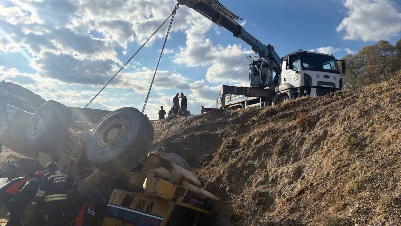 Devrilen iş makinesi altında kalan operatör kurtarıldı