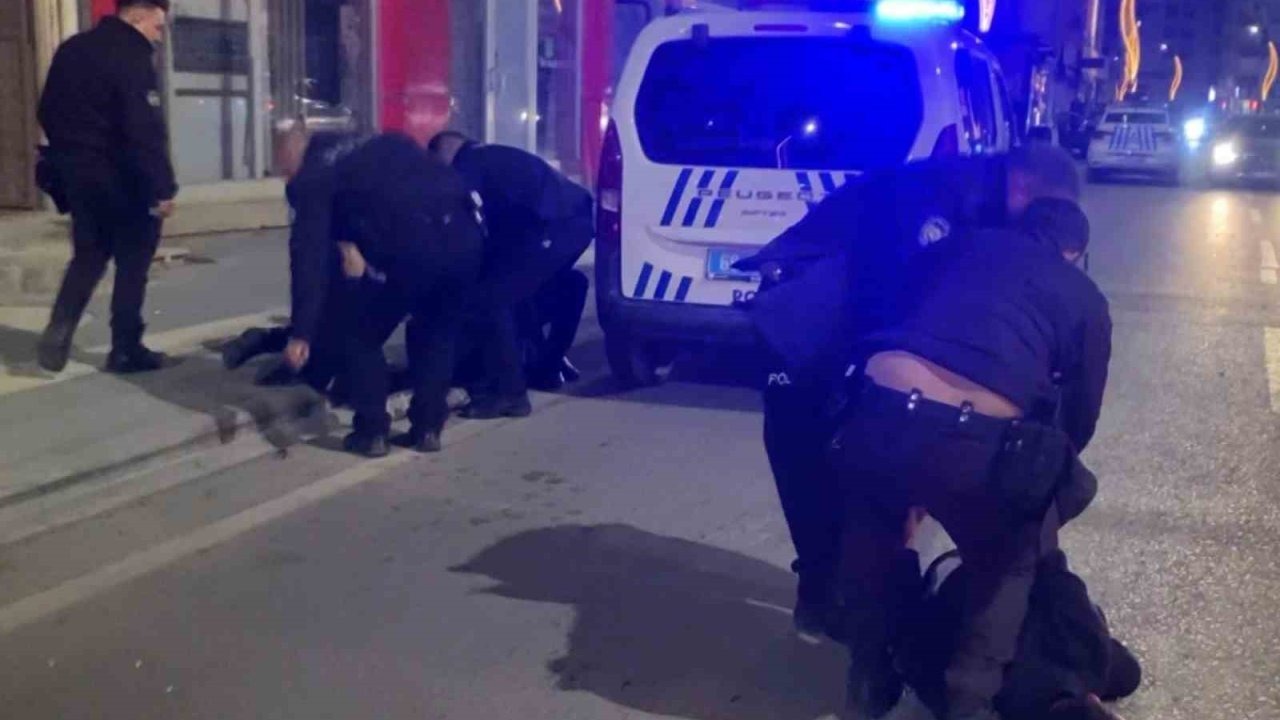 Dükkan basıp polise direnen şahıslar gazetecilere saldırdı