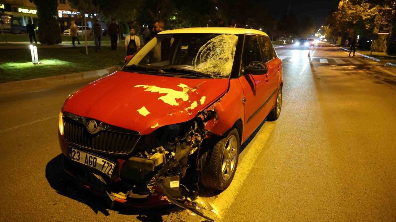 Elazığ’da otomobil yayalara çarptı: 2 ağır yaralı