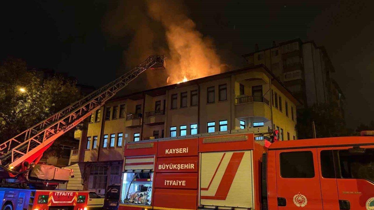 Eşi eve almayınca sinirlenip binanın çatısını yaktı: 1 gözaltı