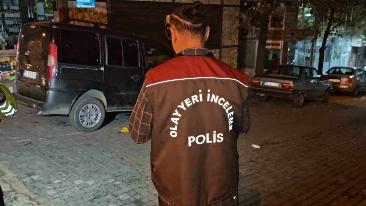 Eski eşini arabasına bineceği sırada bıçakladı