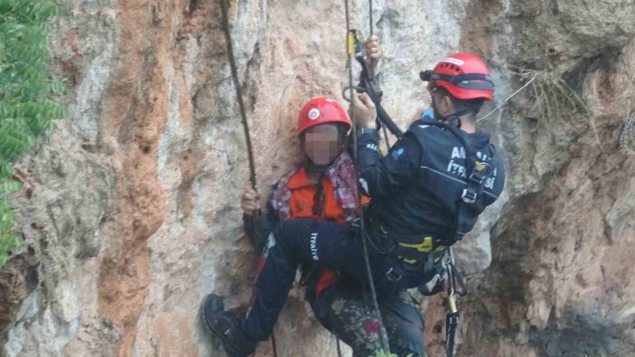 Falezlerde mahsur kalan kadın itfaiyenin zorlu operasyonuyla kurtarıldı