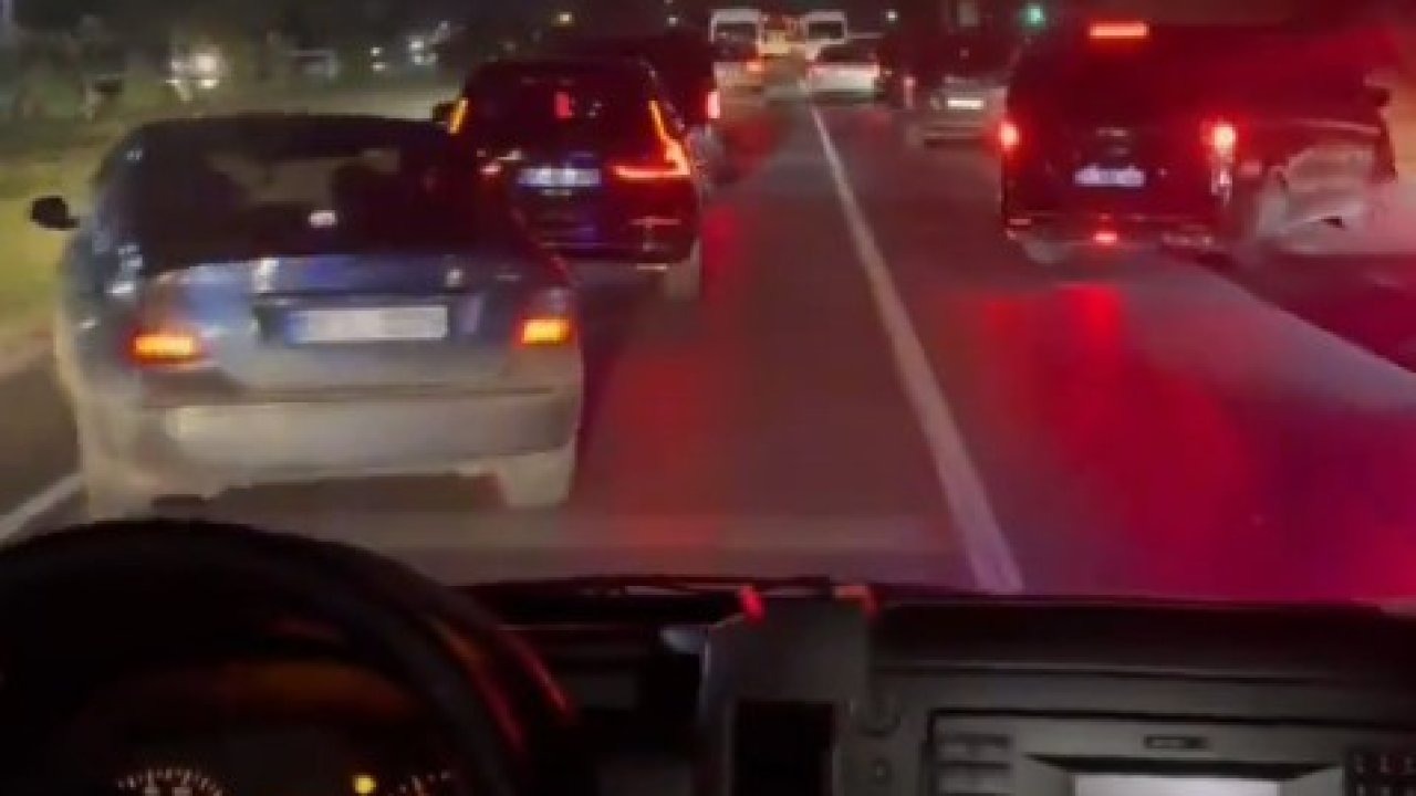 Fermuar sistemiyle ambulansa yol verilmesi sosyal medyada gündem oldu