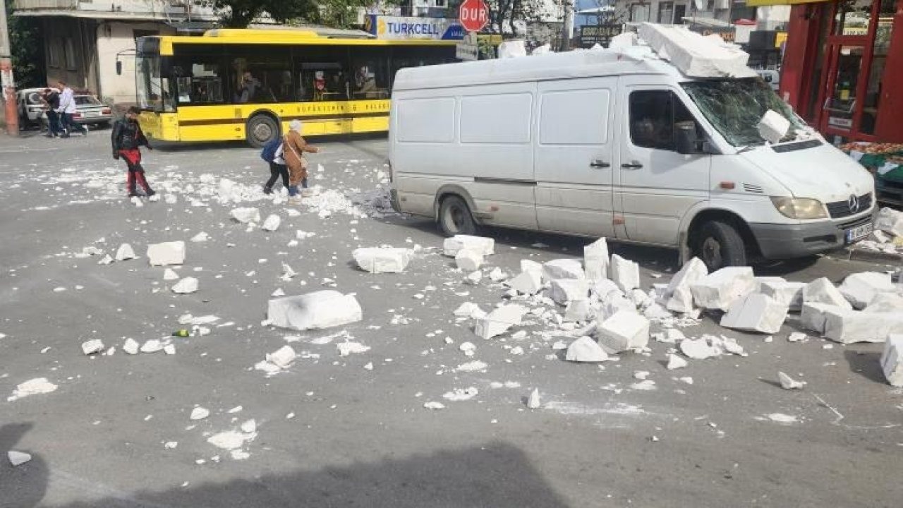 Fırtına ağaçları devirdi, çatıları uçurdu