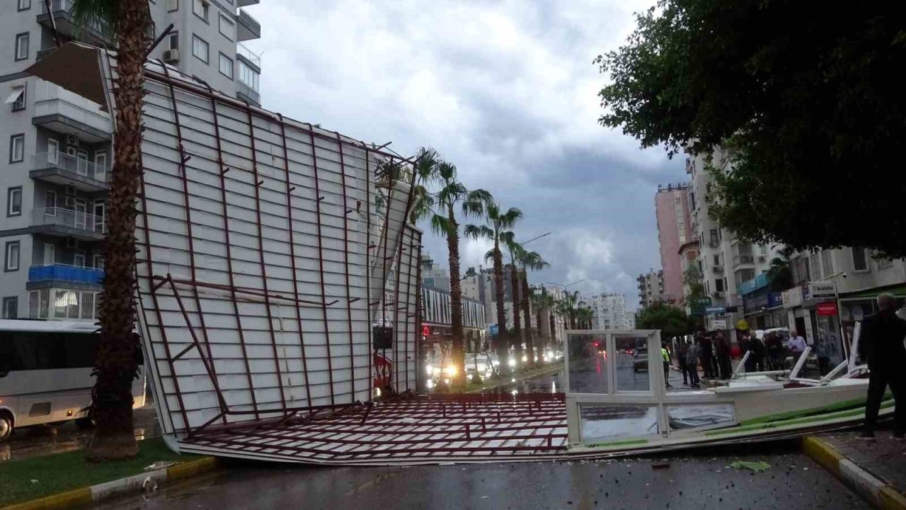 Fırtına tonlarca ağırlıktaki çatıyı karayoluna savurdu