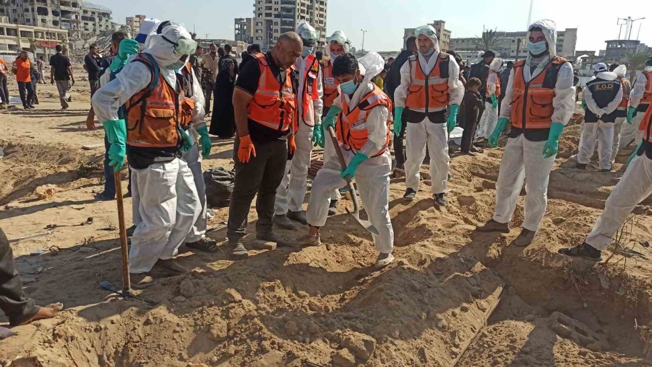 Gazze’de cenazeler kimlik tespiti için mezardan çıkarıldı