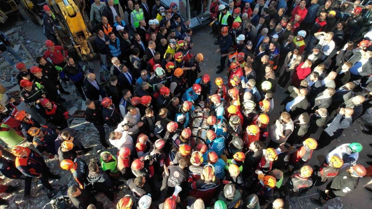 Gebze’de çöken binanın enkazından Dilara Bilir sağ olarak kurtarıldı