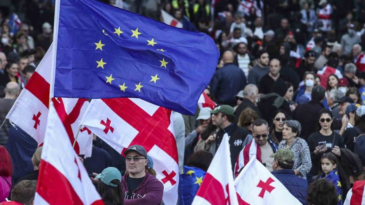 Gürcistan’da yerel seçim protestolarında sokaklar savaş alanına döndü