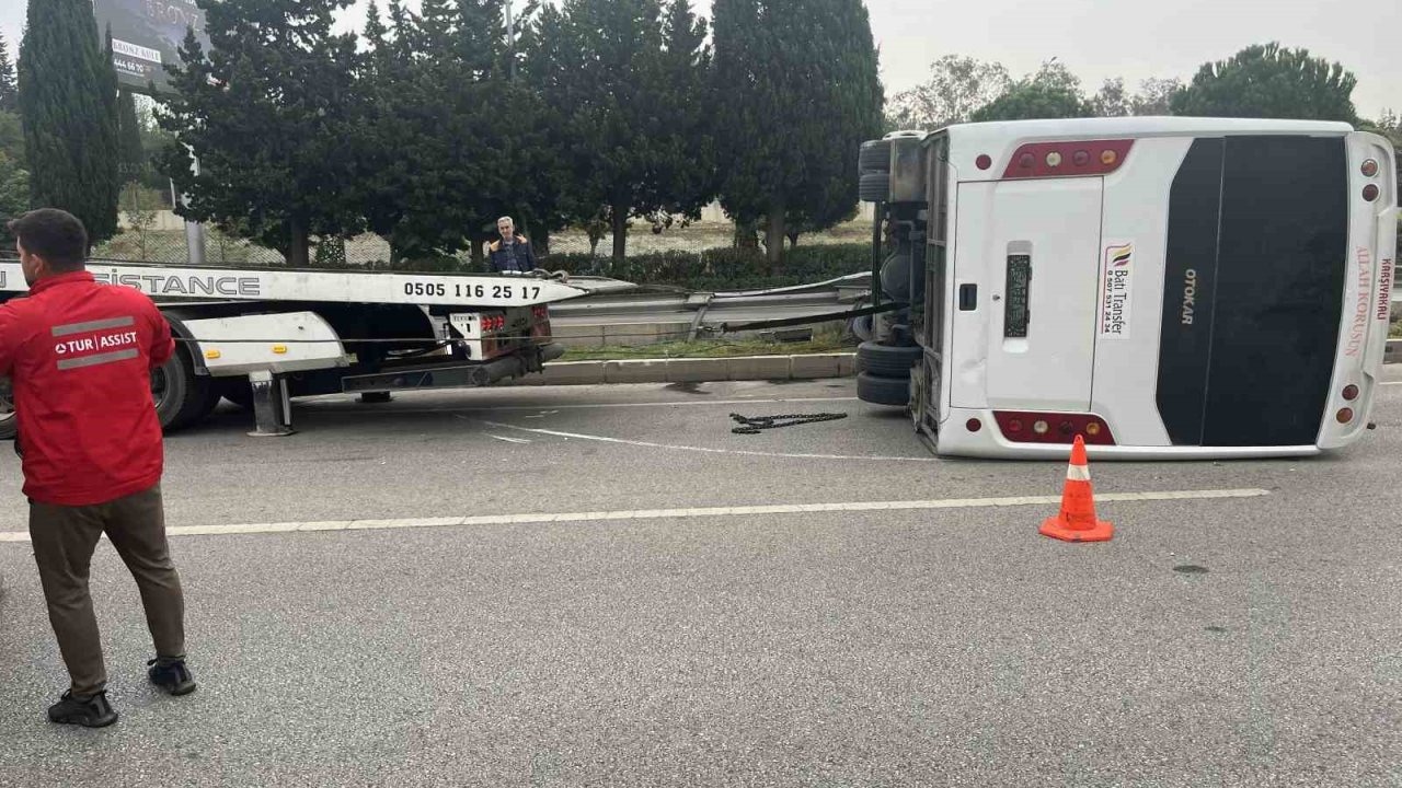 Havalimanı personel servisi devrildi: 5 yaralı
