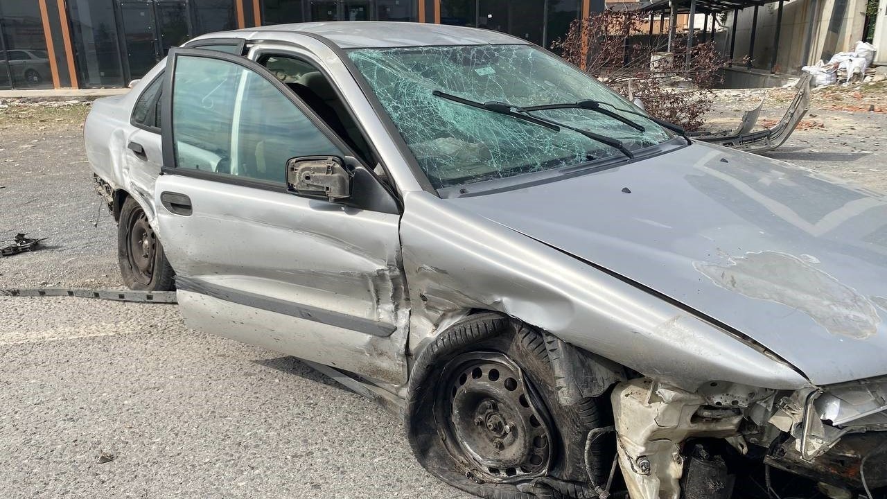 Hurdaya dönen otomobilden yaralı kurtuldu