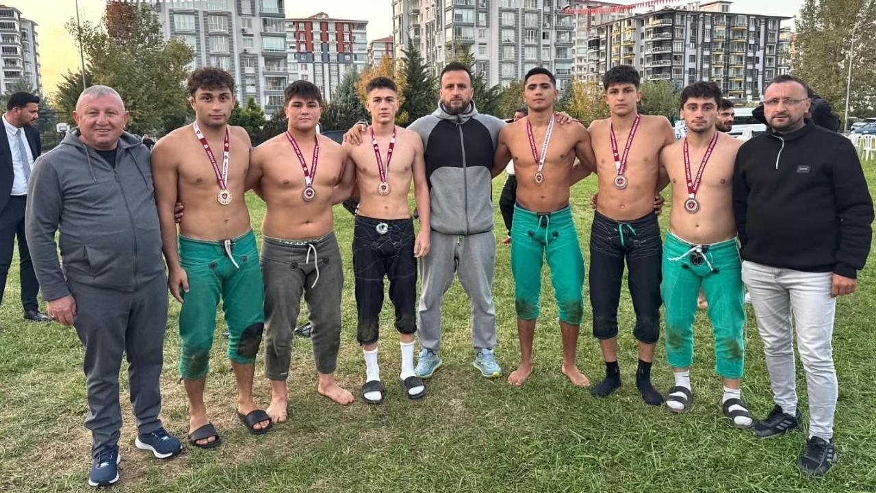 İlkadımlı güreşçiler başarıya doymuyor