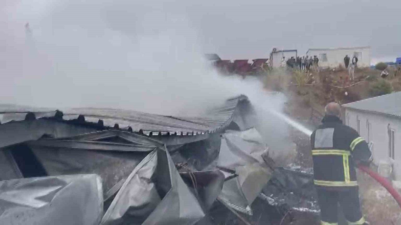 İşçilerin kaldığı konteyner yatakhane alevlere teslim oldu