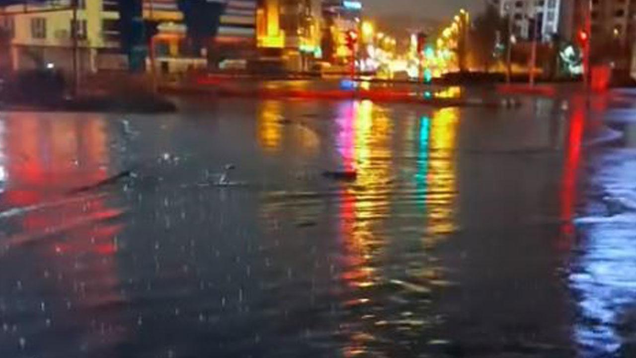 İstanbul Esenyurt’a yollar göle döndü