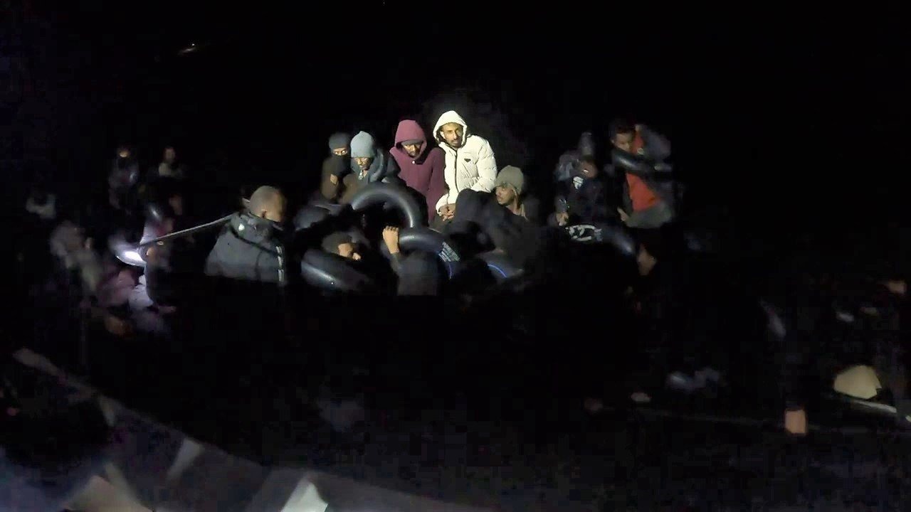 İzmir açıklarında 43 düzensiz göçmen kurtarıldı