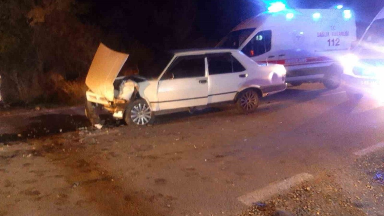 Kafa kafaya çarpışan otomobillerde 4 çocuk yaralandı