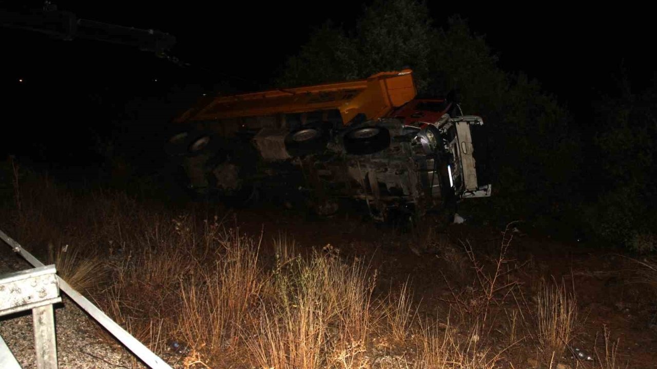 Kamyon bariyerlere çarpıp şarampole devrildi: 2 ölü, 1 yaralı