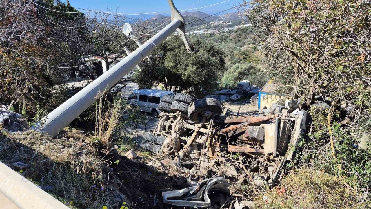 Kamyon şarampole devrildi, sürücü mahsur kaldı