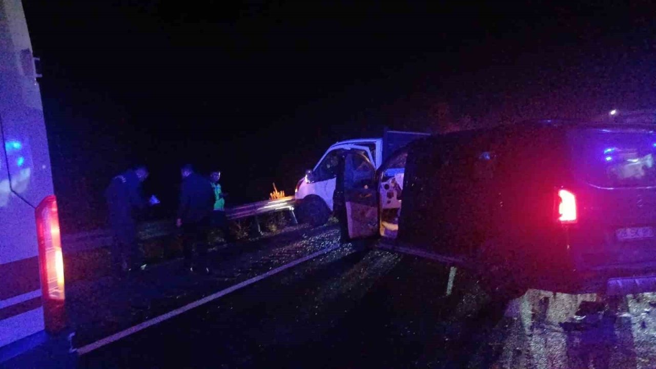 Kamyonet ile minibüs çarpıştı: 7 yaralı