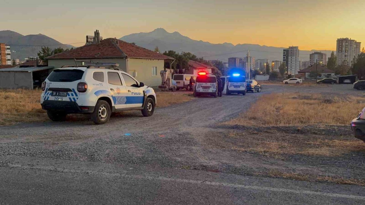 Kar maskeli saldırganlar baba ve oğlunu vurdu