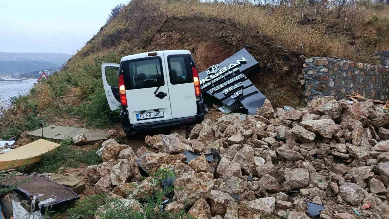 Kaygan yolda ticari araç duvara çarptı