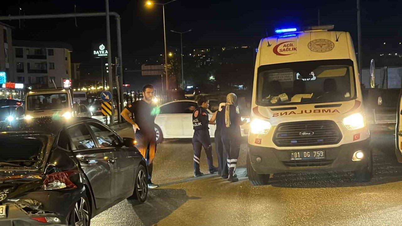 Kırmızı ışıkta duran otomobile kamyon çarptı