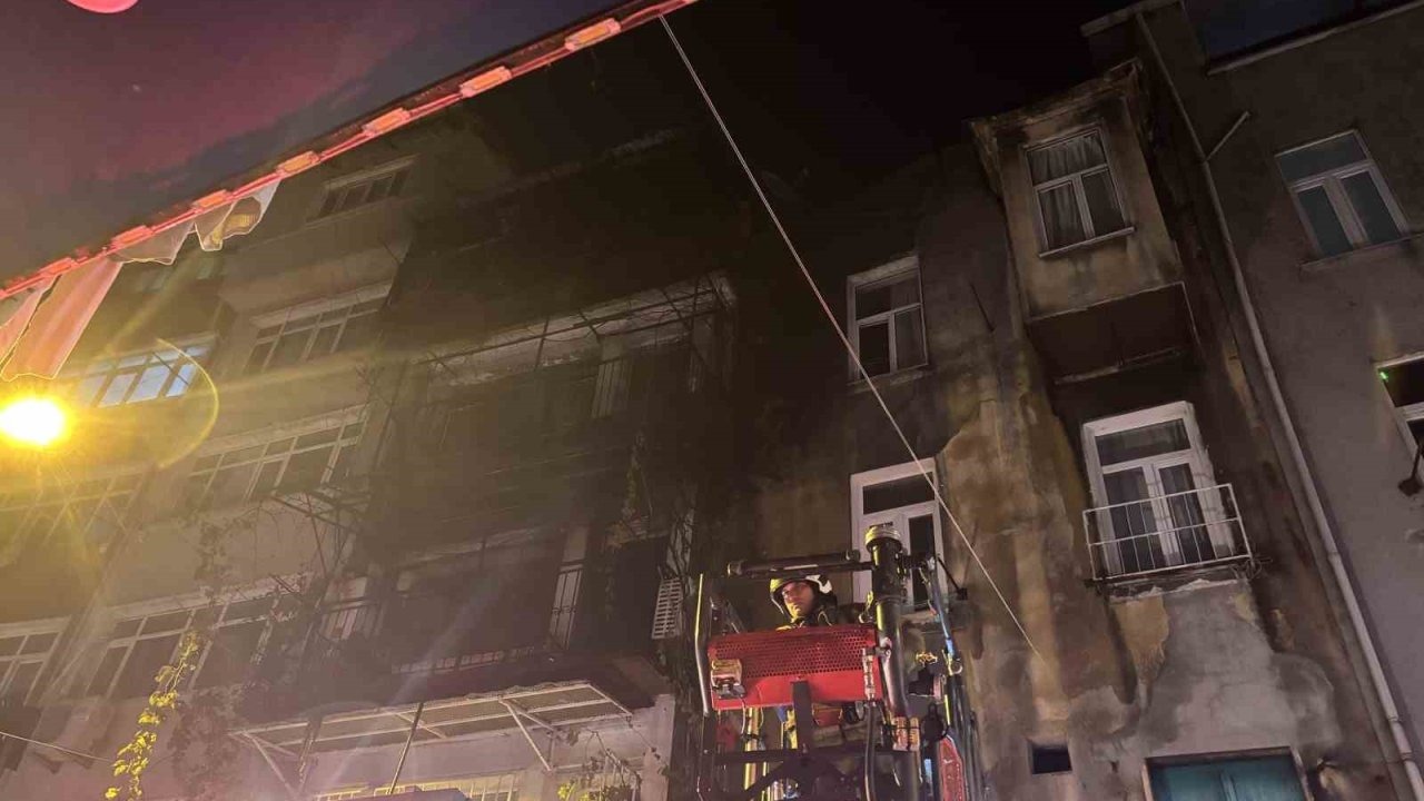 Kız istemede patlatılan havai fişekler evi yaktı: 8 kişi dumandan etkilendi