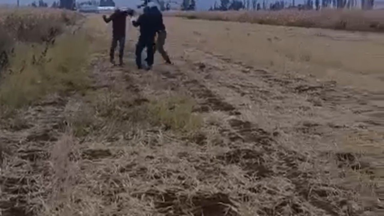 Kızının gözü önünde babayı darbettiler