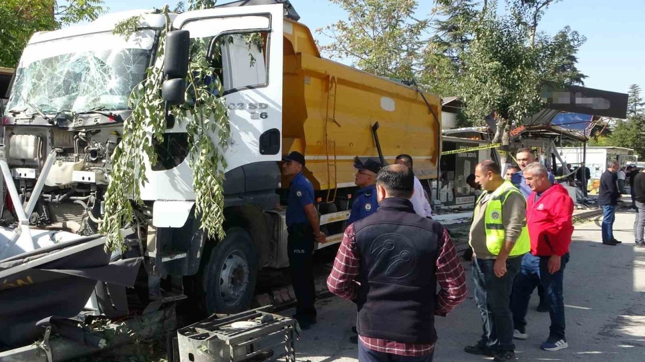 Kontrolden çıkan hafriyat kamyonu iş yerlerine daldı: 4 iş yeri kullanılamaz hale geldi