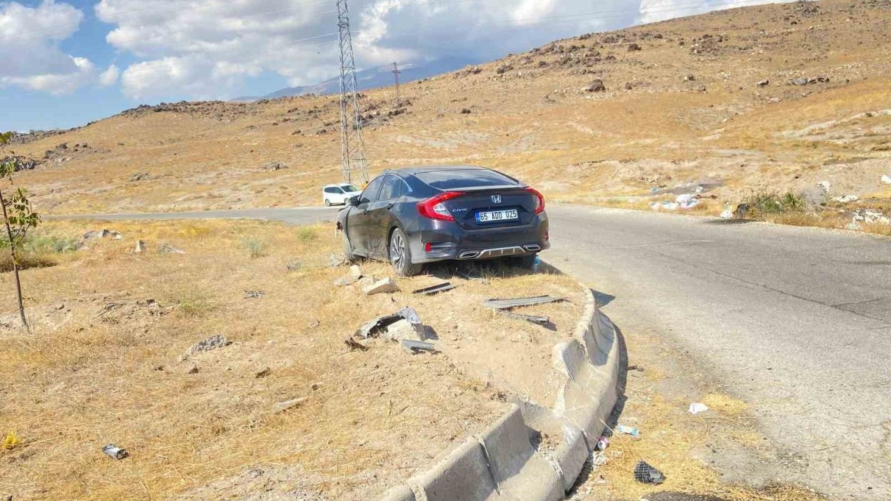 Kontrolden çıkan otomobil bariyerlere çarptı: 4 yaralı