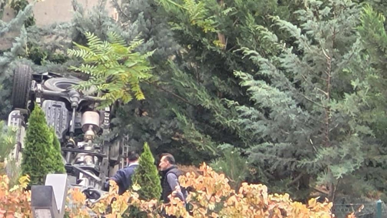 Kontrolden çıkan otomobil istinat duvarından aşağı uçtu