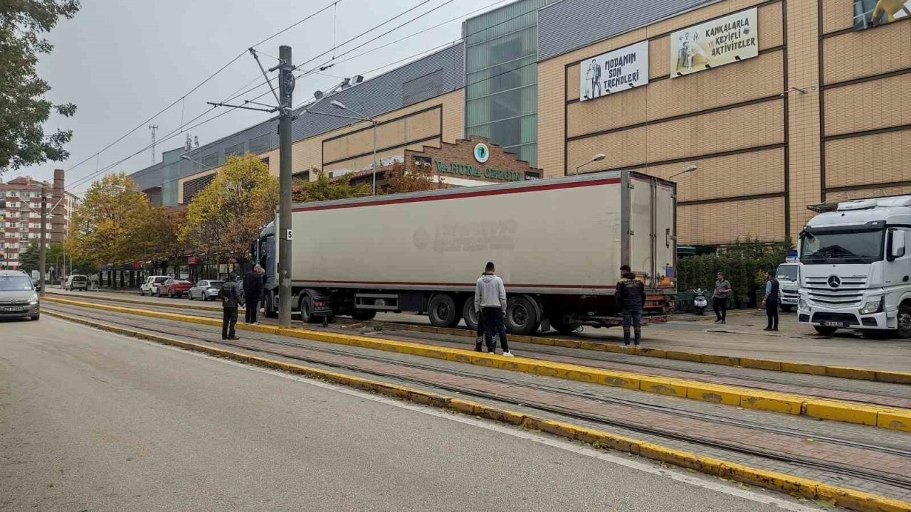 Kontrolden çıkan tır tramvay yoluna girdi, seferler aksadı
