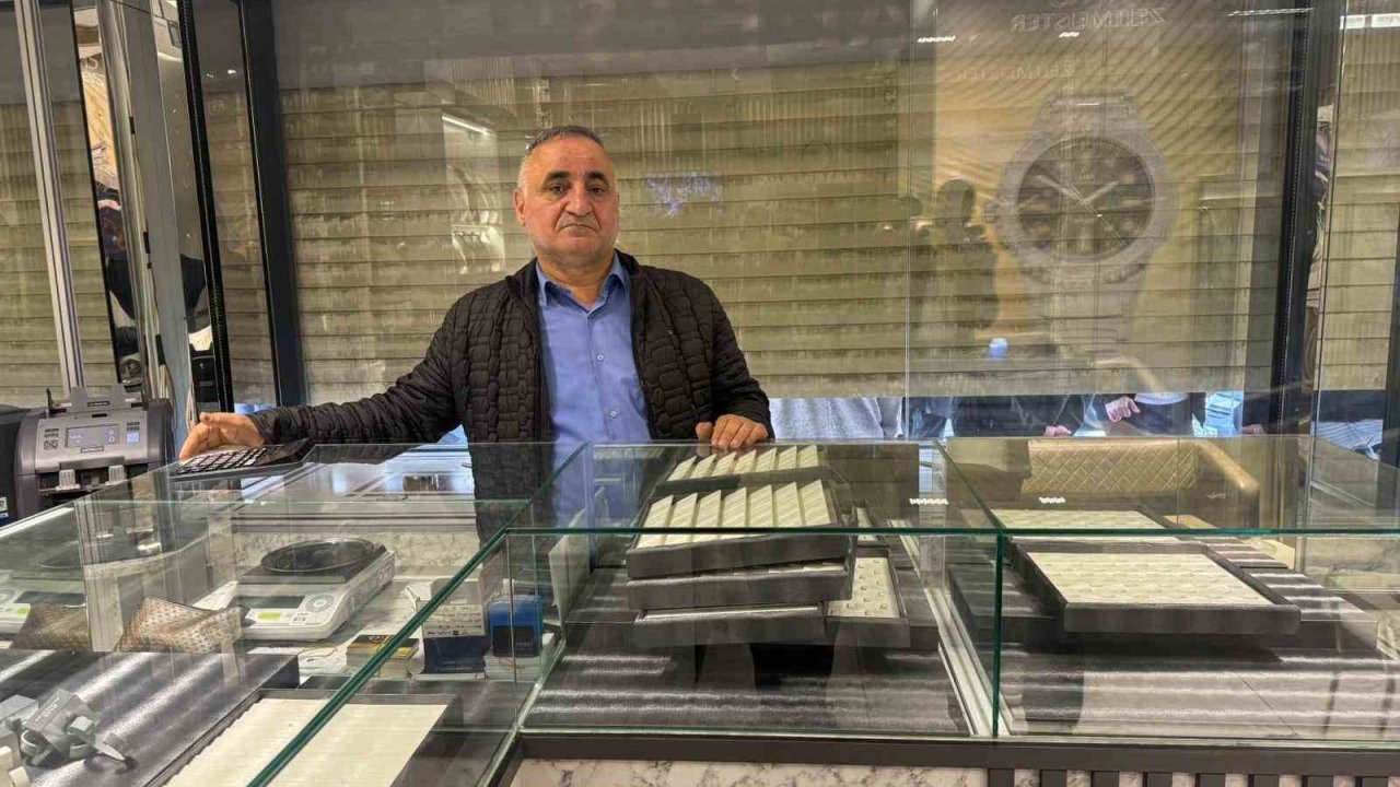 Kuyumcu soygunu: 1 dakikada 3 kilo altını çaldılar